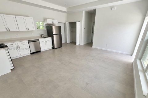 House in Lehigh Acres, Florida 1 bedroom, 60.39 sq.m. № 2365935 - photo 3