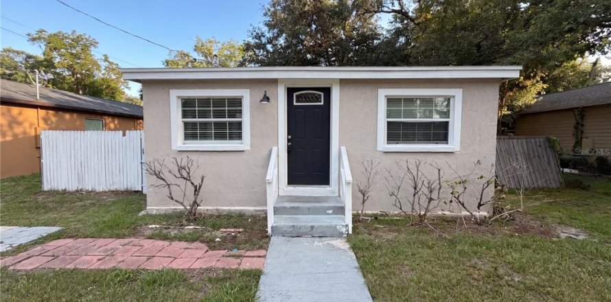House in Sanford, Florida 3 bedrooms, 90.12 sq.m. № 2100343