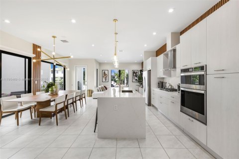 House in Doral, Florida 3 bedrooms, 200.48 sq.m. № 1730929 - photo 8