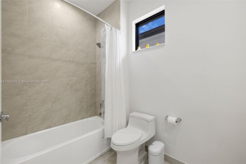 House in Doral, Florida 3 bedrooms, 200.48 sq.m. № 1730929 - photo 30