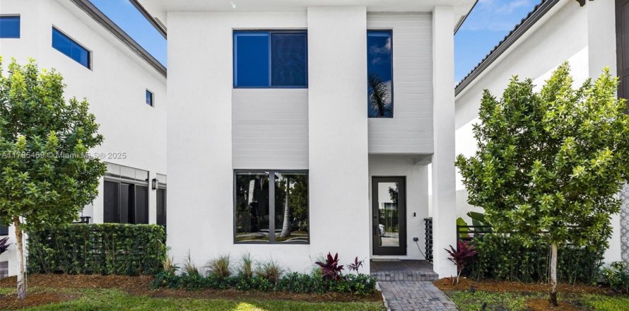 House in Doral, Florida 3 bedrooms, 200.48 sq.m. № 1730929