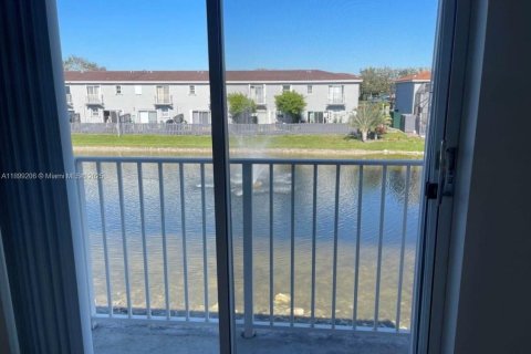 Снять в аренду таунхаус в Дорал, Флорида 3 спальни, 128.21м2, № 1951175 - фото 20