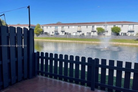 Снять в аренду таунхаус в Дорал, Флорида 3 спальни, 128.21м2, № 1951175 - фото 1