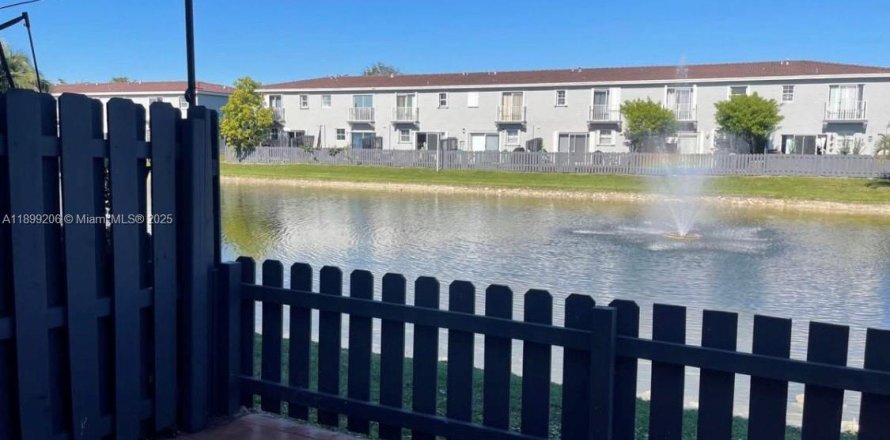 Таунхаус в Дорал, Флорида 3 спальни, 128.21м2 № 1951175