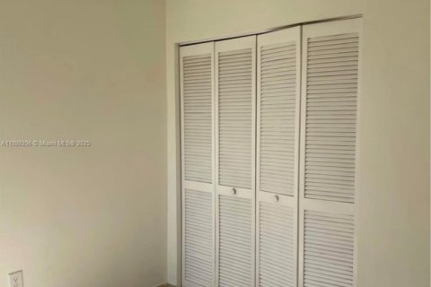 Снять в аренду таунхаус в Дорал, Флорида 3 спальни, 128.21м2, № 1951175 - фото 30