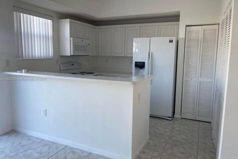 Снять в аренду таунхаус в Дорал, Флорида 3 спальни, 128.21м2, № 1951175 - фото 13