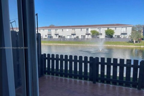 Снять в аренду таунхаус в Дорал, Флорида 3 спальни, 128.21м2, № 1951175 - фото 4