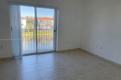 Снять в аренду таунхаус в Дорал, Флорида 3 спальни, 128.21м2, № 1951175 - фото 22