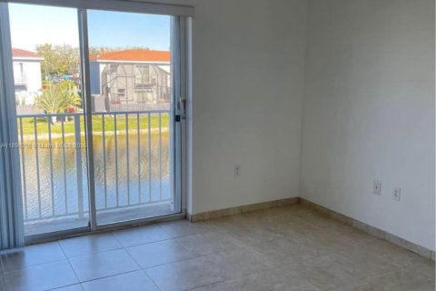 Снять в аренду таунхаус в Дорал, Флорида 3 спальни, 128.21м2, № 1951175 - фото 21