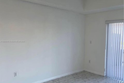 Снять в аренду таунхаус в Дорал, Флорида 3 спальни, 128.21м2, № 1951175 - фото 11