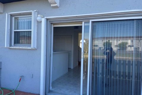 Снять в аренду таунхаус в Дорал, Флорида 3 спальни, 128.21м2, № 1951175 - фото 8