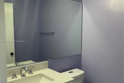 Снять в аренду таунхаус в Дорал, Флорида 3 спальни, 128.21м2, № 1951175 - фото 16