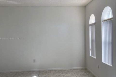 Снять в аренду таунхаус в Дорал, Флорида 3 спальни, 128.21м2, № 1951175 - фото 9