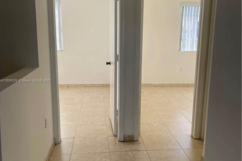 Снять в аренду таунхаус в Дорал, Флорида 3 спальни, 128.21м2, № 1951175 - фото 28