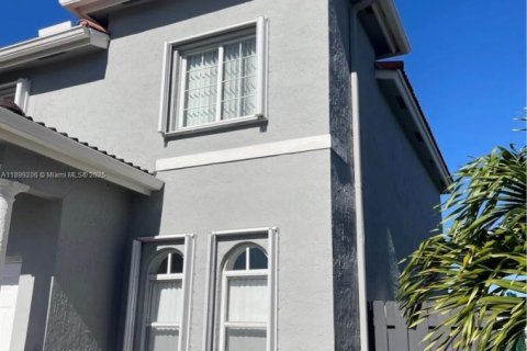 Снять в аренду таунхаус в Дорал, Флорида 3 спальни, 128.21м2, № 1951175 - фото 5