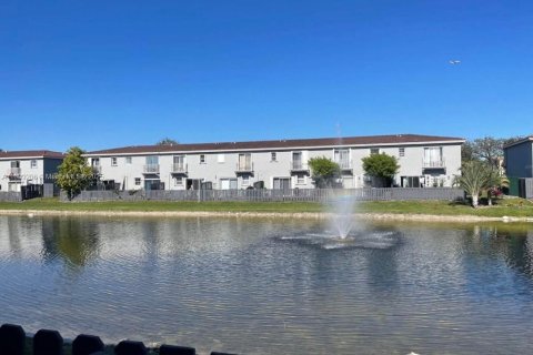 Снять в аренду таунхаус в Дорал, Флорида 3 спальни, 128.21м2, № 1951175 - фото 3