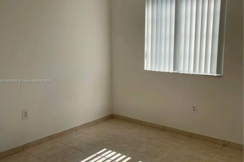 Снять в аренду таунхаус в Дорал, Флорида 3 спальни, 128.21м2, № 1951175 - фото 24