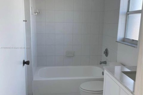 Снять в аренду таунхаус в Дорал, Флорида 3 спальни, 128.21м2, № 1951175 - фото 23