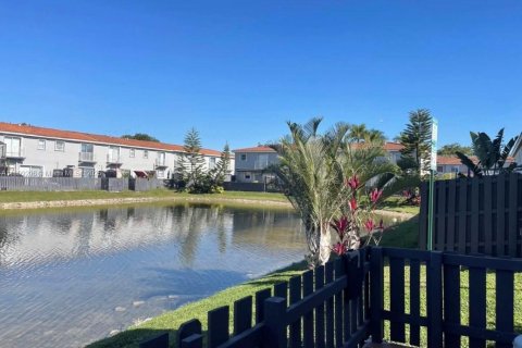 Снять в аренду таунхаус в Дорал, Флорида 3 спальни, 128.21м2, № 1951175 - фото 2