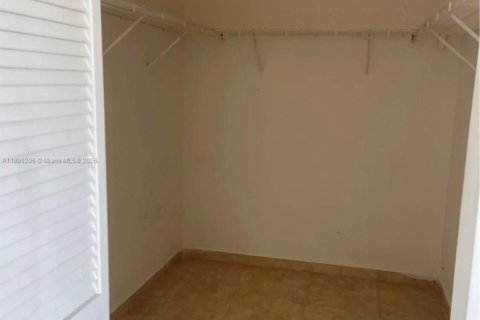 Снять в аренду таунхаус в Дорал, Флорида 3 спальни, 128.21м2, № 1951175 - фото 25