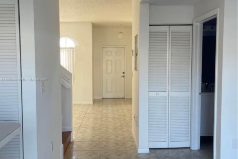 Снять в аренду таунхаус в Дорал, Флорида 3 спальни, 128.21м2, № 1951175 - фото 15
