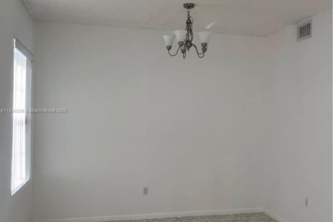 Снять в аренду таунхаус в Дорал, Флорида 3 спальни, 128.21м2, № 1951175 - фото 10