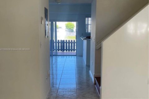 Снять в аренду таунхаус в Дорал, Флорида 3 спальни, 128.21м2, № 1951175 - фото 12