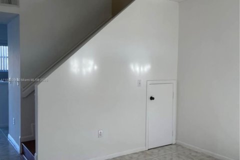 Снять в аренду таунхаус в Дорал, Флорида 3 спальни, 128.21м2, № 1951175 - фото 17