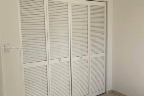 Снять в аренду таунхаус в Дорал, Флорида 3 спальни, 128.21м2, № 1951175 - фото 27