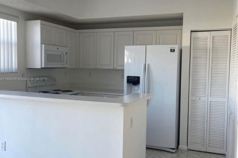 Снять в аренду таунхаус в Дорал, Флорида 3 спальни, 128.21м2, № 1951175 - фото 14