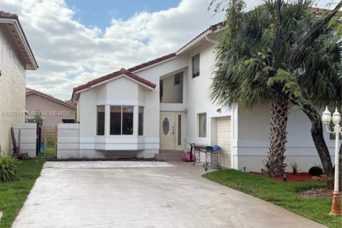 Villa ou maison à vendre à Hialeah, Floride: 4 chambres, 168.34 m2 № 2068248 - photo 5
