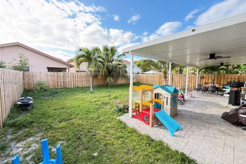 Villa ou maison à vendre à Hialeah, Floride: 4 chambres, 168.34 m2 № 2068248 - photo 10