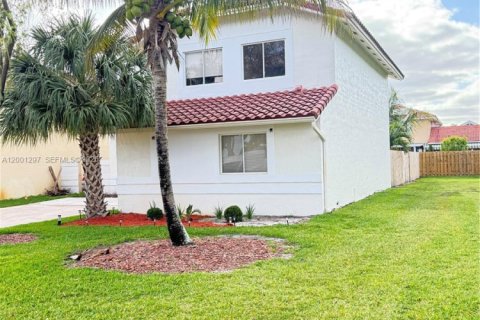 Villa ou maison à vendre à Hialeah, Floride: 4 chambres, 168.34 m2 № 2068248 - photo 2