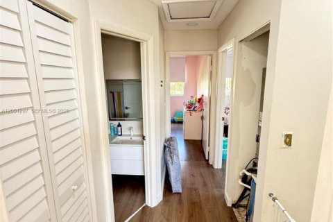 Villa ou maison à vendre à Hialeah, Floride: 4 chambres, 168.34 m2 № 2068248 - photo 27