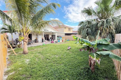 Villa ou maison à vendre à Hialeah, Floride: 4 chambres, 168.34 m2 № 2068248 - photo 12