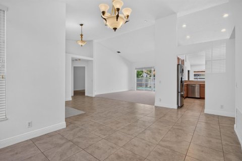 House in Coral Springs, Florida 4 bedrooms, 225.94 sq.m. № 2088100 - photo 10