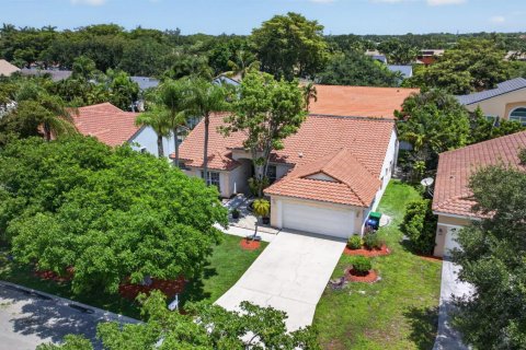 House in Coral Springs, Florida 4 bedrooms, 225.94 sq.m. № 2088100 - photo 2