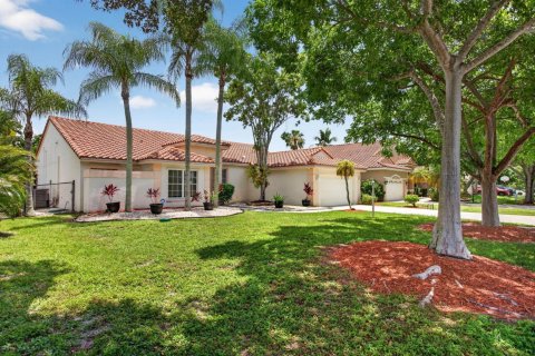 House in Coral Springs, Florida 4 bedrooms, 225.94 sq.m. № 2088100 - photo 3
