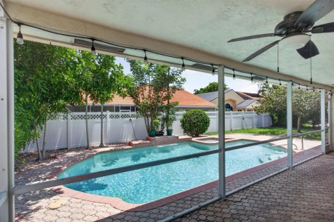 House in Coral Springs, Florida 4 bedrooms, 225.94 sq.m. № 2088100 - photo 6