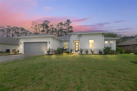 House in Palm Coast, Florida 4 bedrooms, 214.33 sq.m. № 1916212 - photo 1