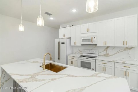 House in Palm Bay, Florida 4 bedrooms, 167.22 sq.m. № 2206132 - photo 7