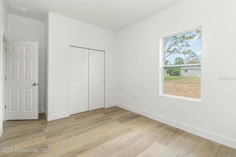 House in Palm Bay, Florida 4 bedrooms, 167.22 sq.m. № 2206132 - photo 12