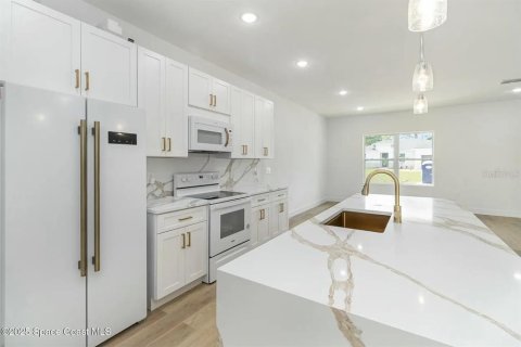 House in Palm Bay, Florida 4 bedrooms, 167.22 sq.m. № 2206132 - photo 5