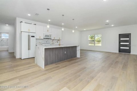 House in Palm Bay, Florida 4 bedrooms, 167.22 sq.m. № 2206132 - photo 8