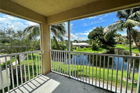 Condominio en alquiler en Tamarac, Florida, 2 dormitorios, 95.69 m2 № 2057646 - foto 2