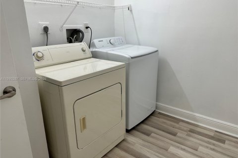 Condominio en alquiler en Tamarac, Florida, 2 dormitorios, 95.69 m2 № 2057646 - foto 8