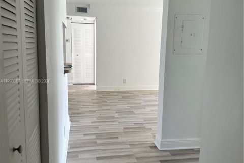 Condominio en alquiler en Tamarac, Florida, 2 dormitorios, 95.69 m2 № 2057646 - foto 3