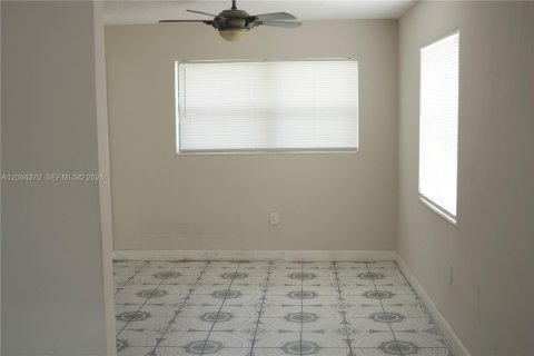 Immobilier commercial à vendre à Miami, Floride: 205.5 m2 № 2390140 - photo 5