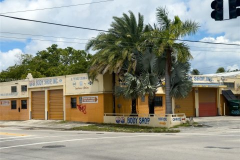 Propiedad comercial en venta en Miami, Florida № 1881717 - foto 1