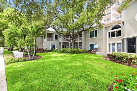 Townhouse in Tampa, Florida 5 bedrooms, 445.56 sq.m. № 2196927 - photo 5